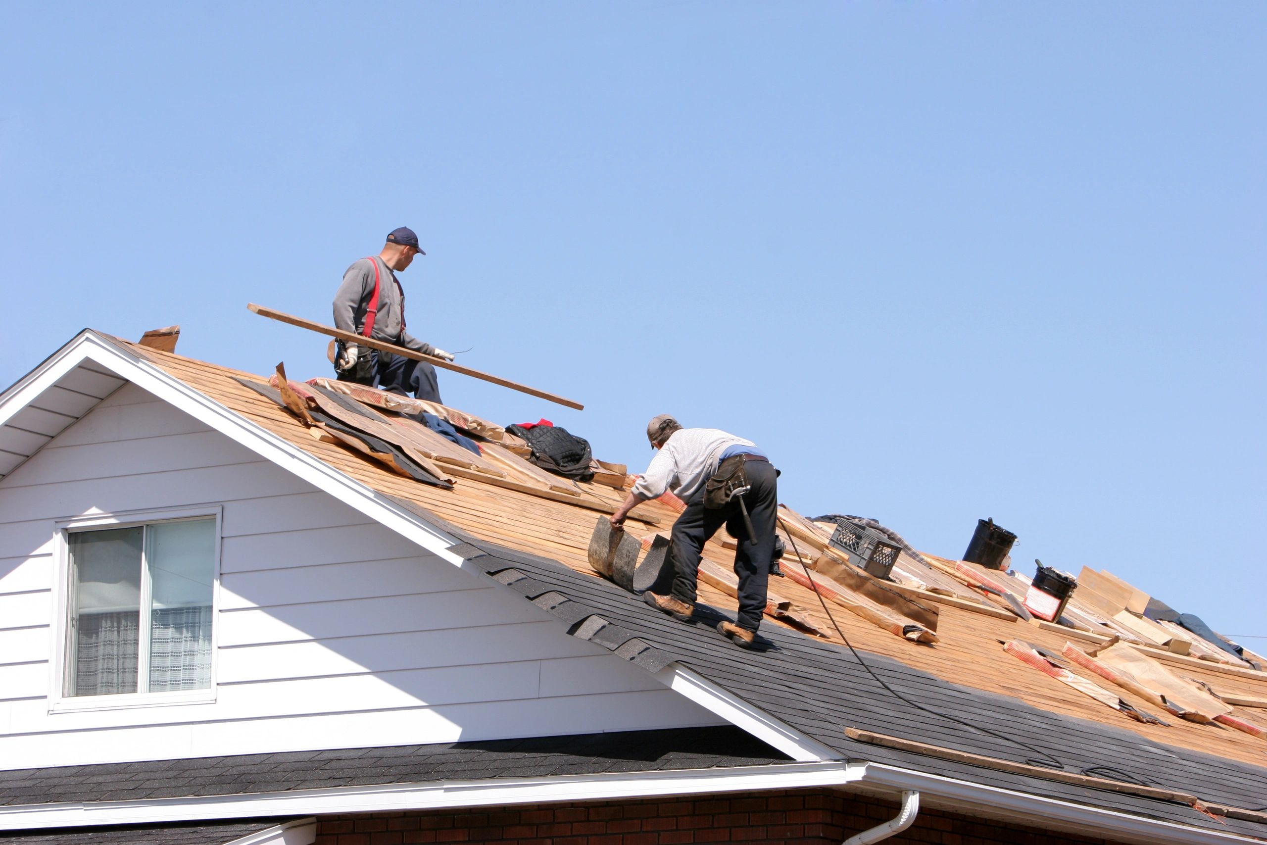roofing team at work